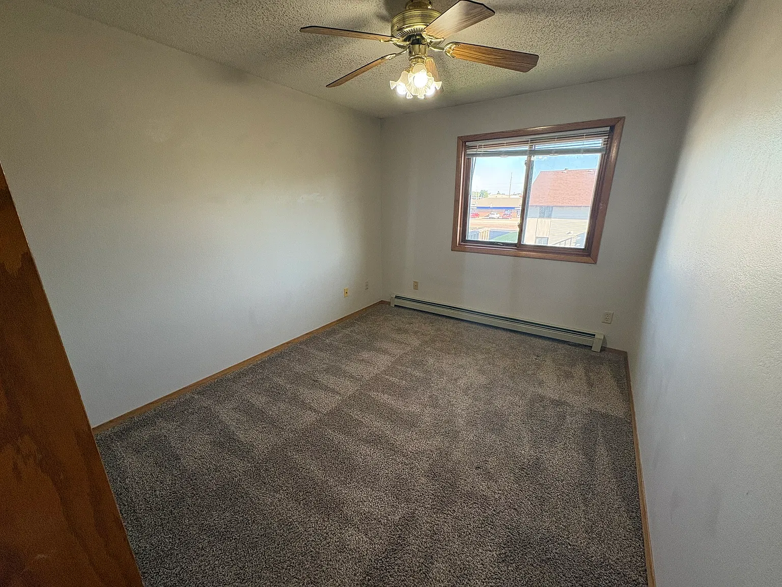 3 bed, 1050 sqft, $999 — Photo 4
