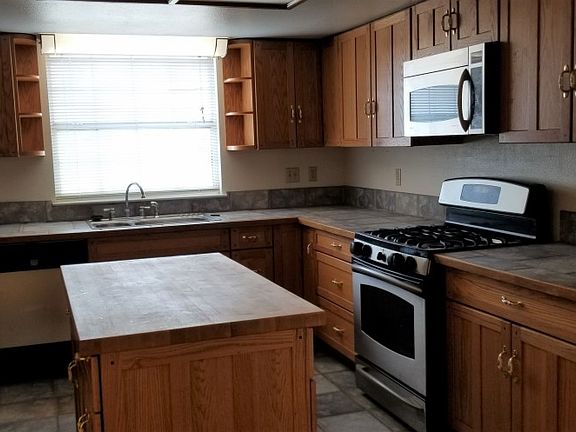 4th image of 1490 Oakwood Ct