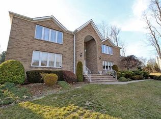 8 Louis Ct, Edison, NJ 08820