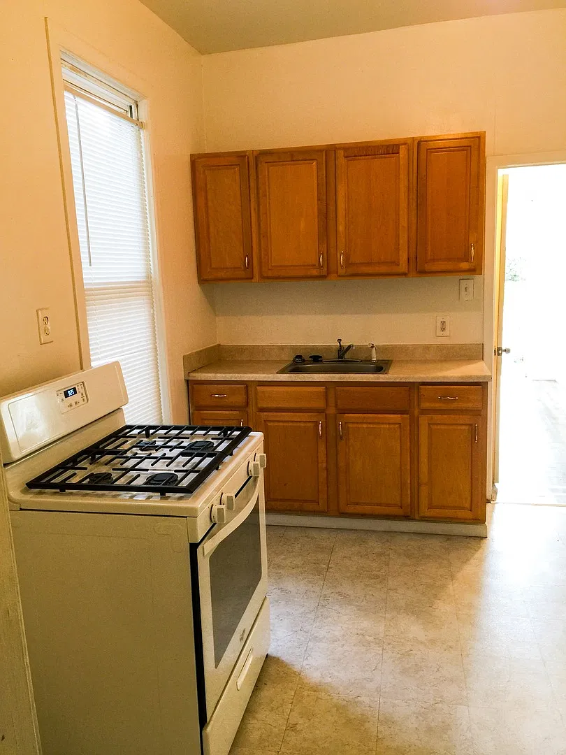 2BR/1BA Single Family House with basement work-space and big yard! — Photo 3
