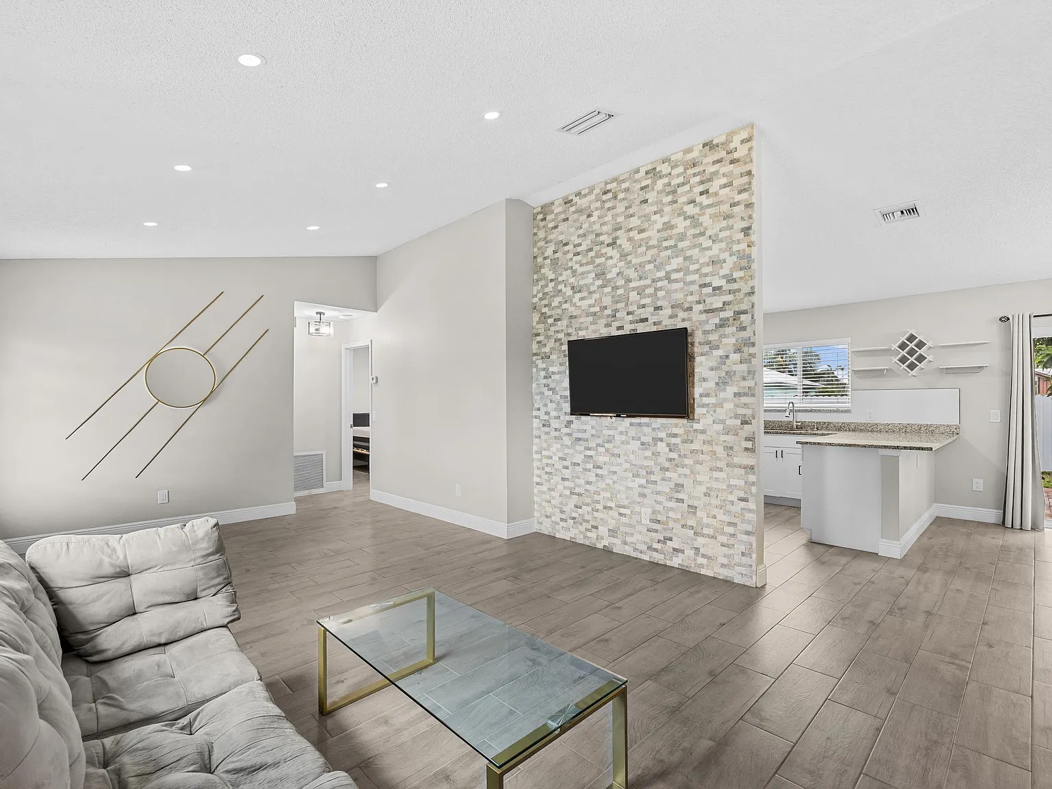 3 bed, 2.0 bath, 1128 sqft, $2,450 — Photo 3