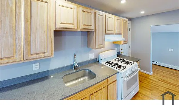 5 bed, 2036 sqft, $4,200 — Photo 2