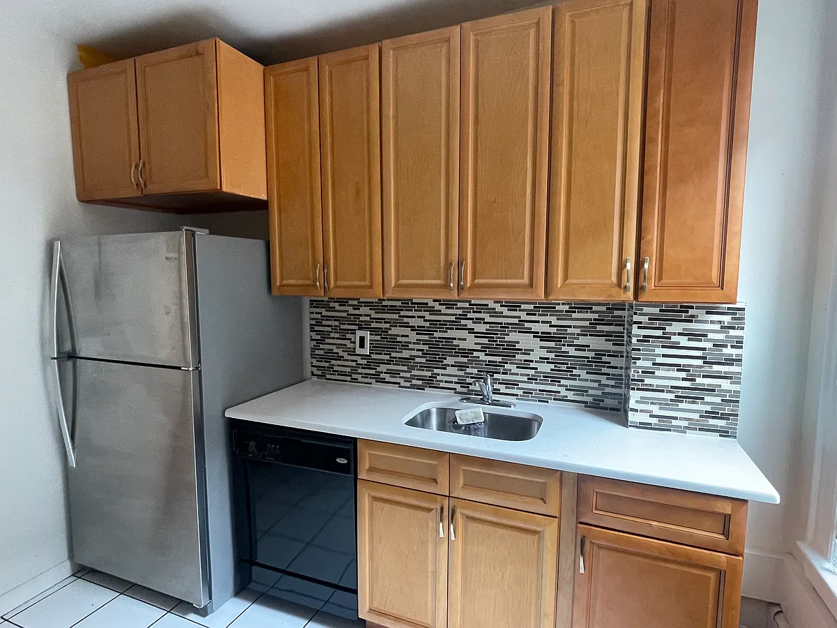 Building Photo - 10 Hilliard Ave #5
