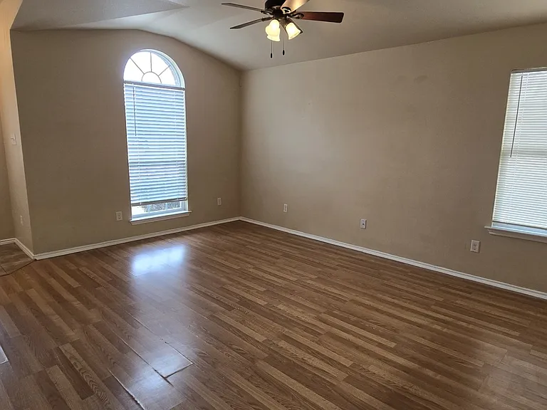 5112 Allegany 3 living rm (1)