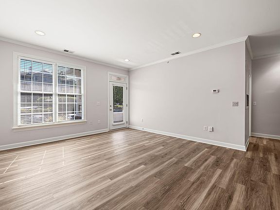 3rd image of 524 Aberdeen Dr APT 205