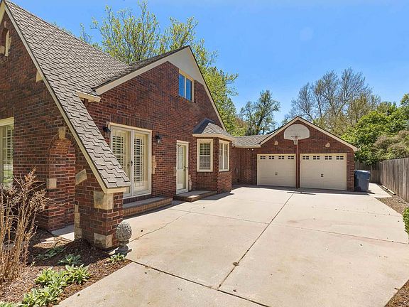 2nd image of 303 Hyde Park Dr