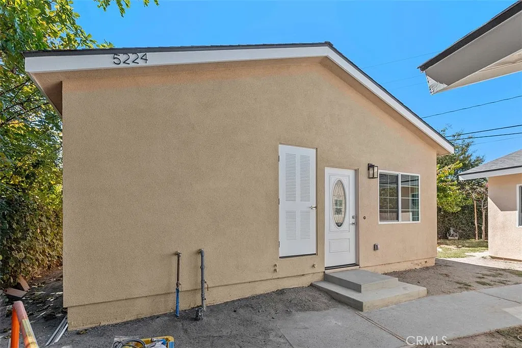 2 bed, 800 sqft, $3,200 — Photo 1