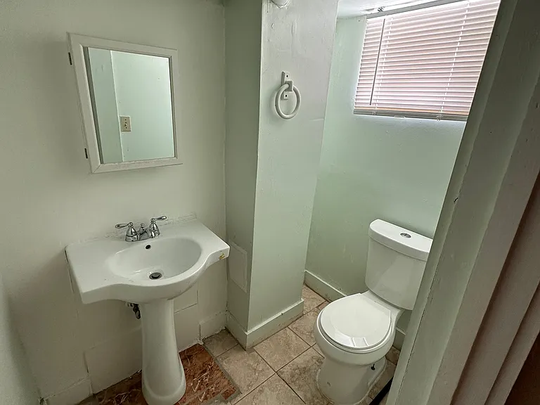 1614 W Lexington St — Photo 5