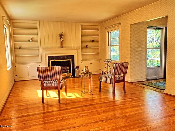 3rd image of 2111 Dahlia Ave