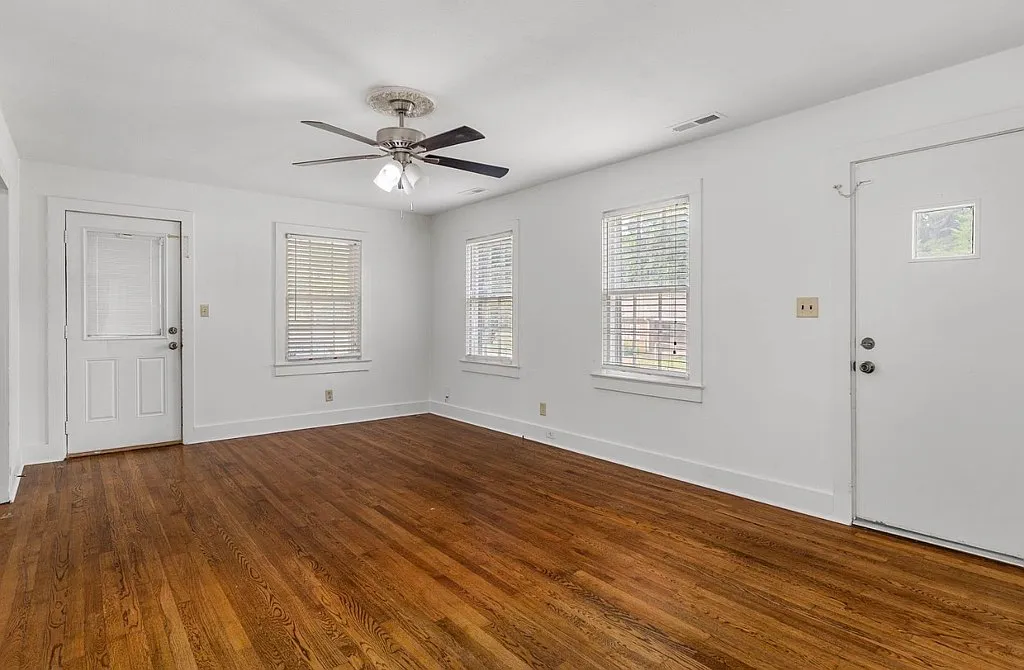4-Bedroom Single Family Home with Central A/C and Modern Conveniences — Photo 1