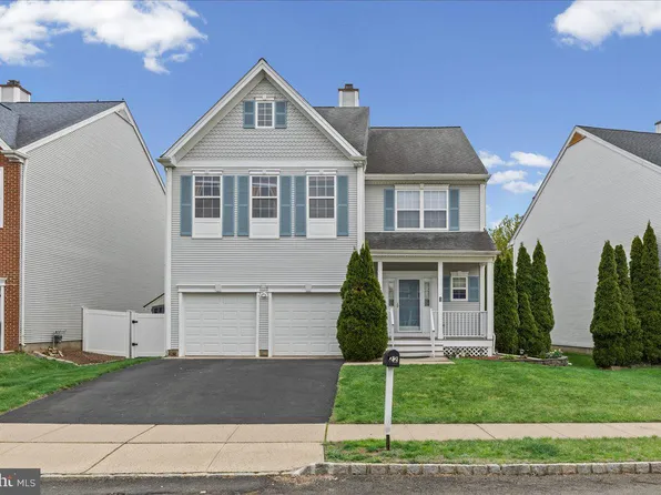 22 Stanford Dr, Kendall Park, NJ 08824