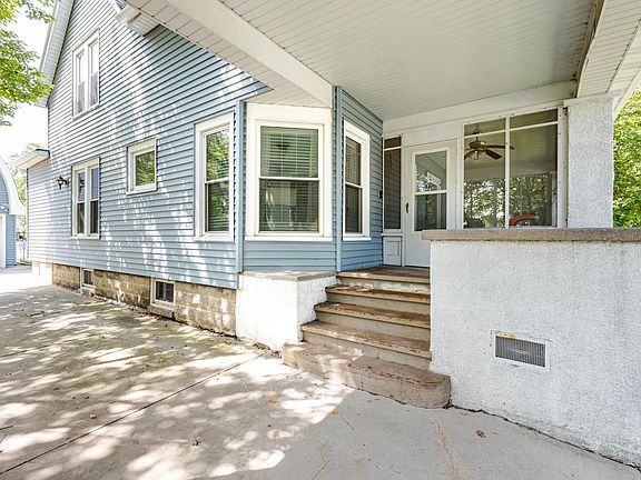 5th image of 817 Dempster STREET
