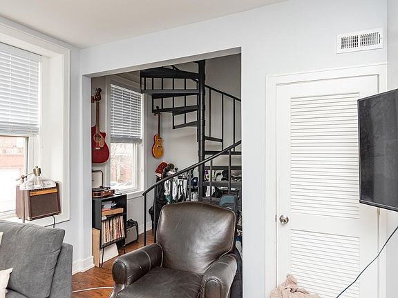 5th image of 2047 N Wolcott Ave #2F