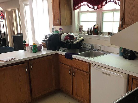 3rd image of 829 White Oaks Ln