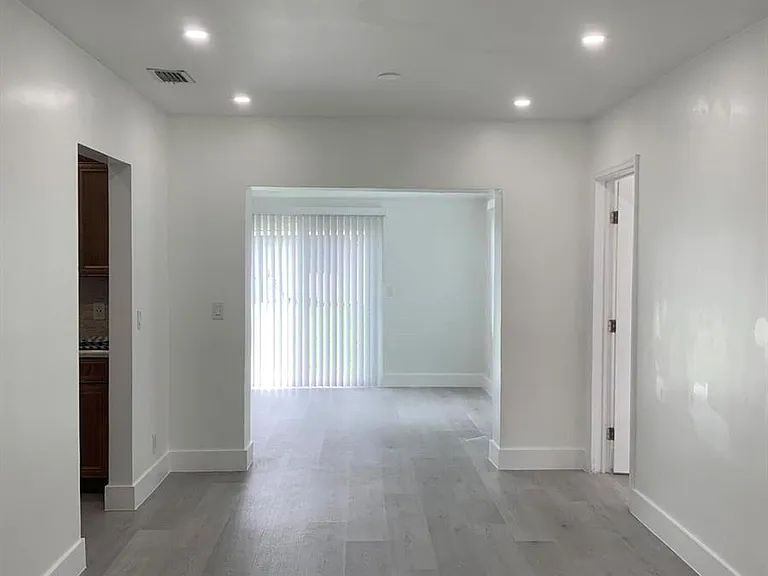 4005 NW 76th Ave — Photo 11