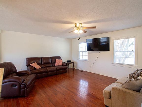 5th image of 110 Pinewood Ln