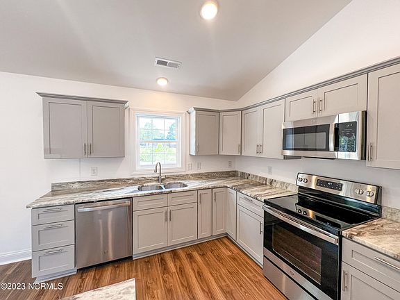 3rd image of 179 Oakley Drive