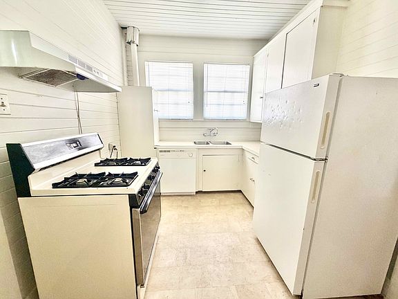 5th image of 2554 Zeeland Ave