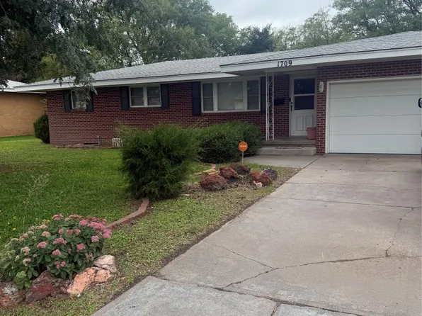 1709 Parkwood Ln, Garden City, KS 67846