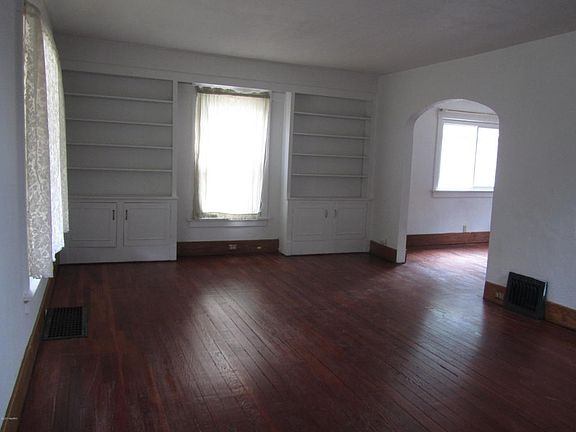 4th image of 263 Burnham St W