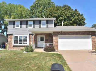 2020 Danbury Dr, Bettendorf, IA 52722