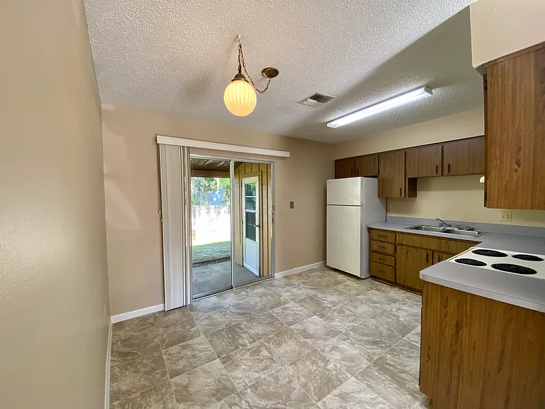 20004 Suncrest Dr — Photo 3
