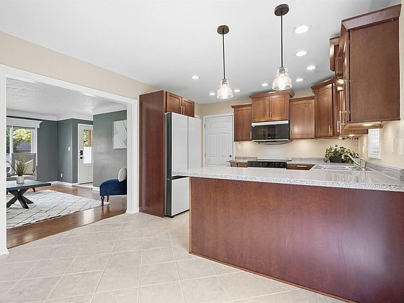 4th image of 818 Loretta Ave