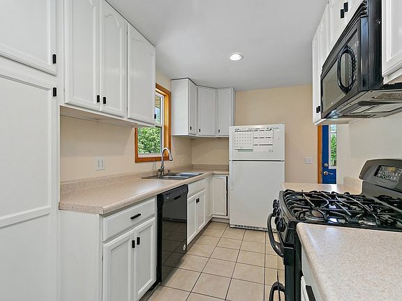 4th image of 729 Brink St