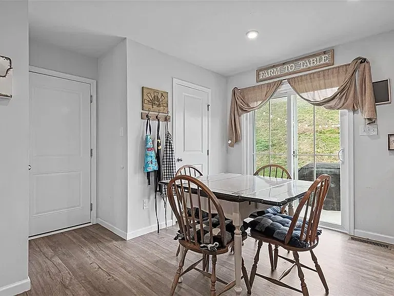 3 bed, 2.5 bath, 1640 sqft, $2,300 — Photo 4