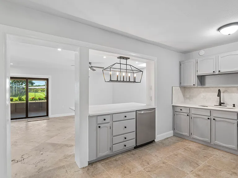 1458 Seabreeze Ln — Photo 3