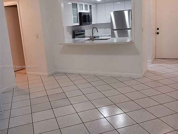 5th image of 421 SE 10th St APT A103