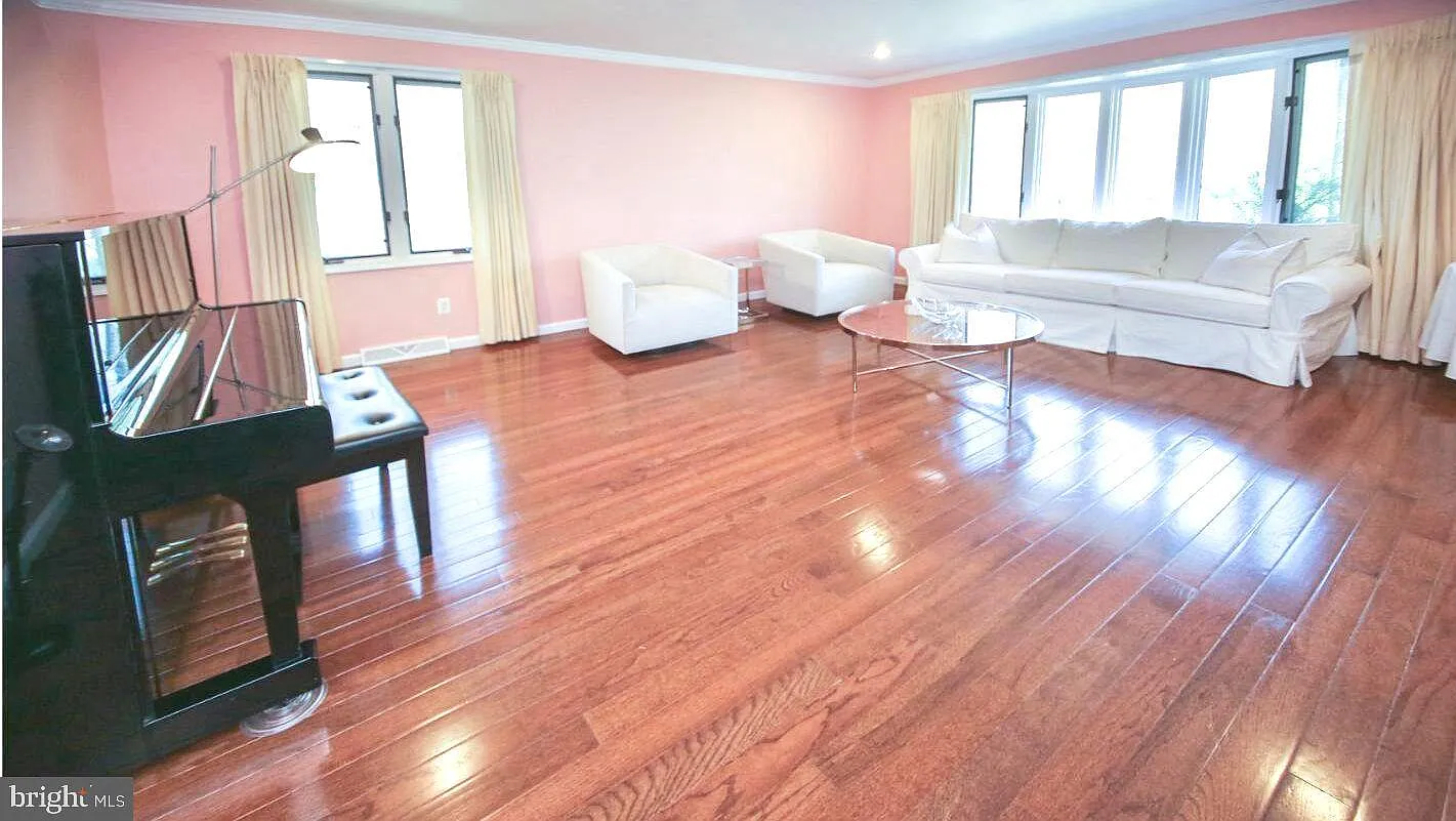 4 bed, 2952 sqft, $5,700 — Photo 3