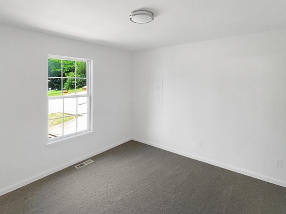 4th image of 1886 Greenwood Rd