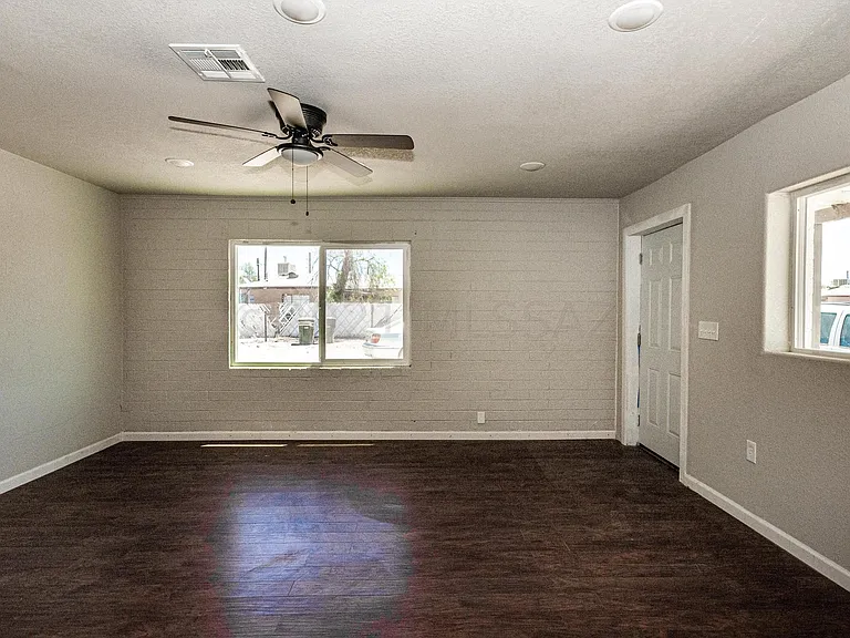 2433 E Cameron Vis — Photo 3
