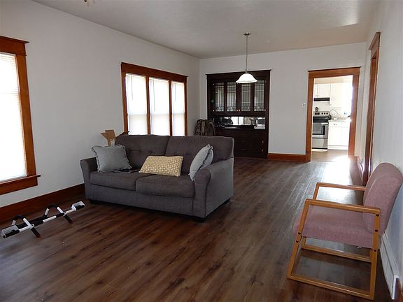 2nd image of 829 King St