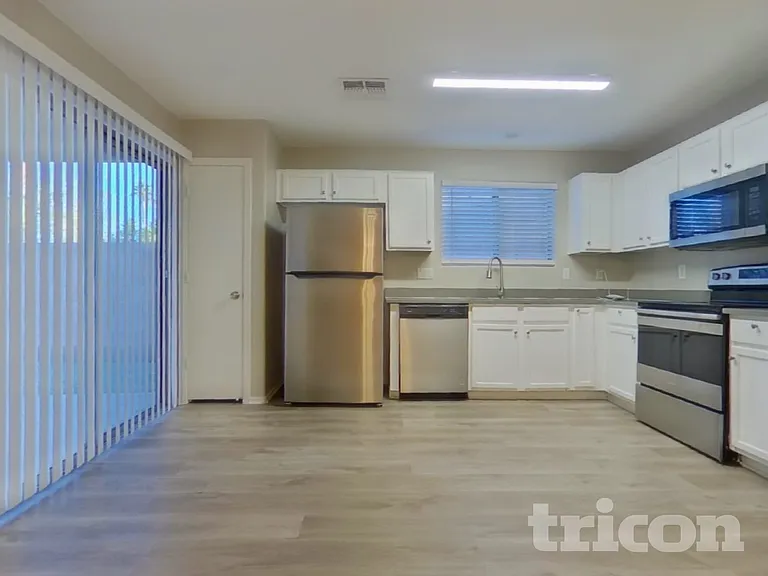 2114 S 114th Ln — Photo 6