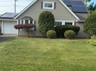 40 Walnut Ln, Hicksville, NY 11801