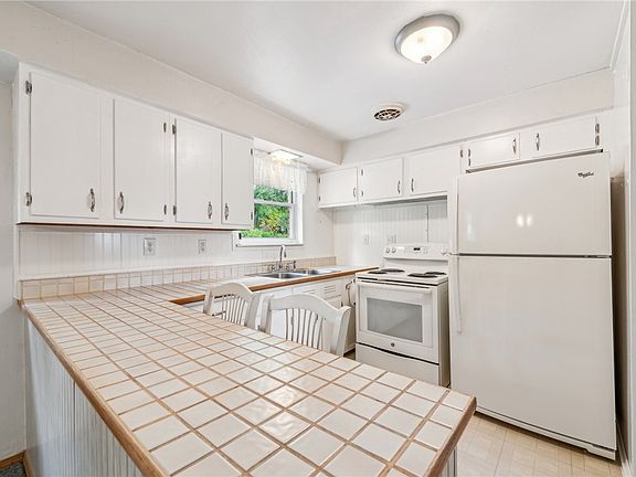3rd image of 716 Cottonwood Dr