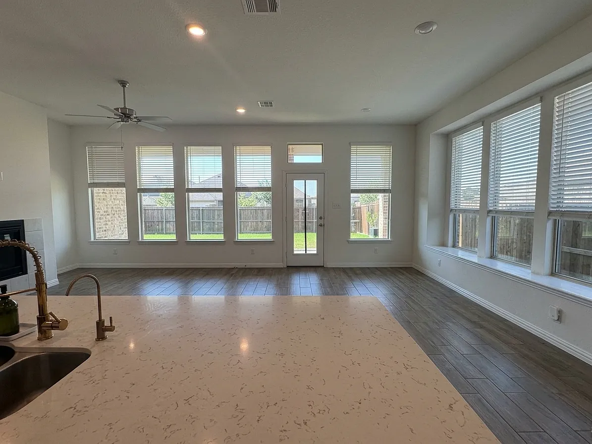 4 bed, 2174 sqft, $2,850 — Photo 4