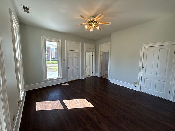 3rd image of 7 E Oak St