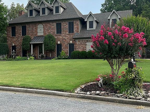 3rd image of 8122 Rosemont Dr