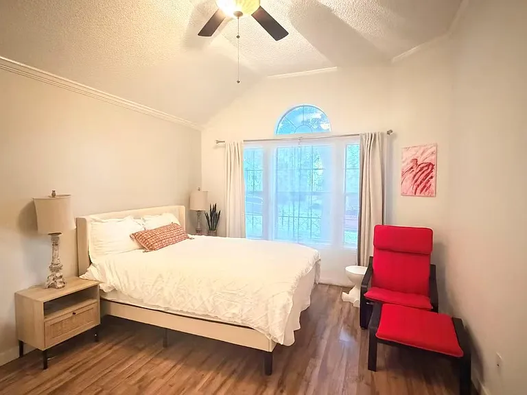 1121 Holly Dr — Photo 1