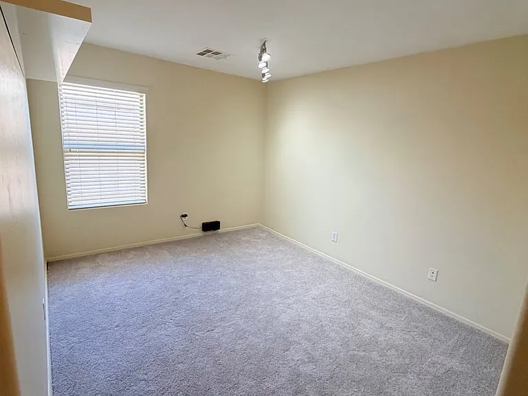 19546 N Krupps Ct — Photo 12