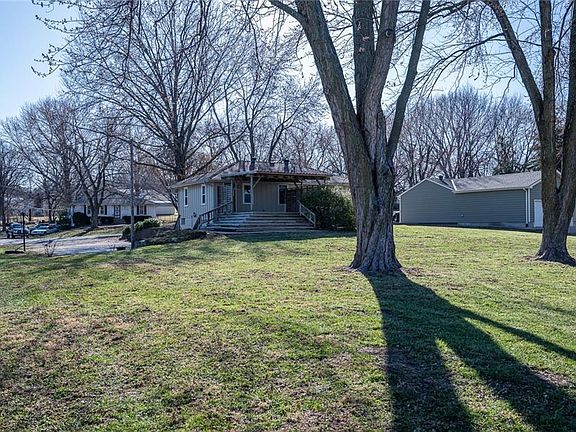 4th image of 1910 N Farview Dr