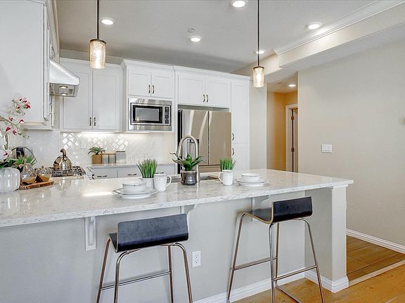 5th image of 658 Squire Ave