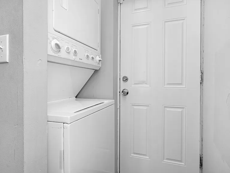 1562 N Woodyear St — Photo 34