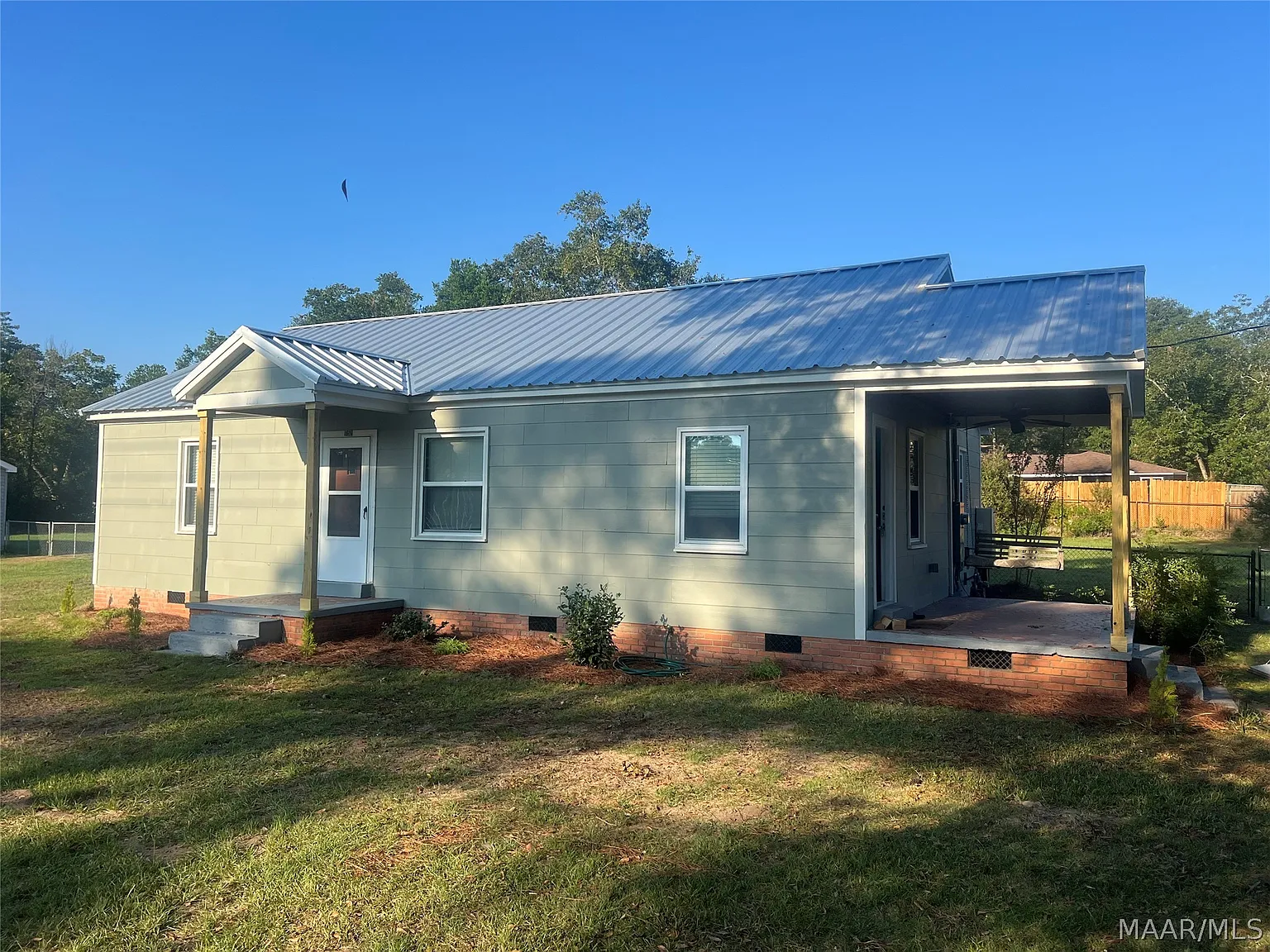 3 bed, 1.0 bath, 1161 sqft, $1,450 — Photo 2