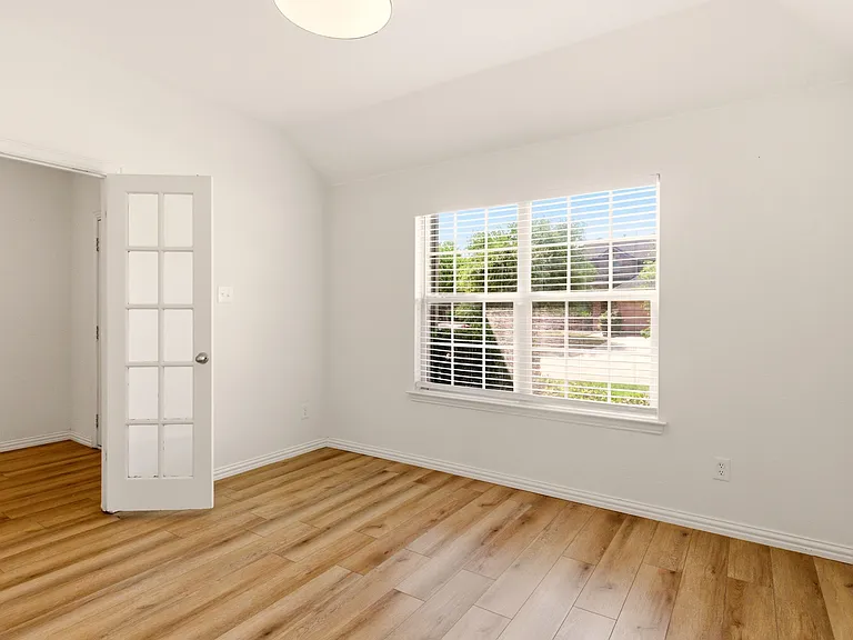 2201 Willow Creek Dr — Photo 4