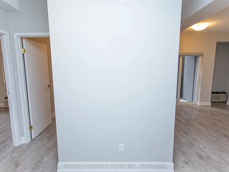 686 Bathurst St #202 — Photo 5