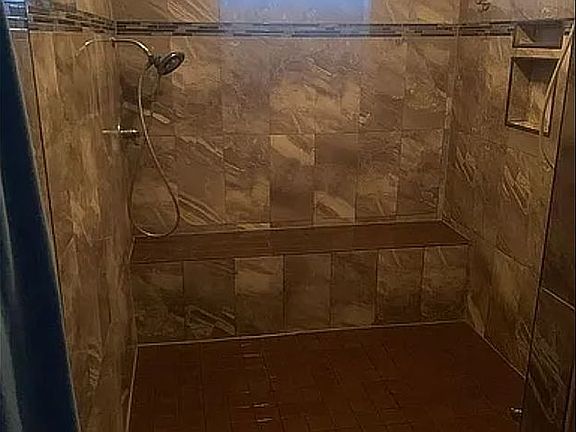 Huge double shower off mbr